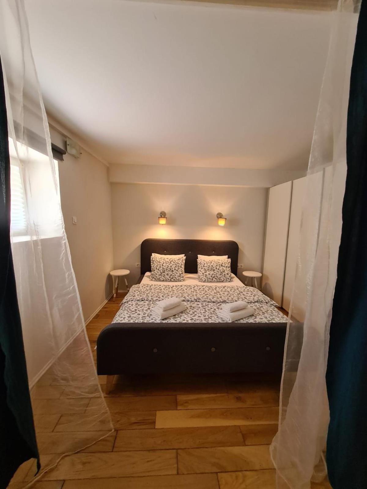 Max's Downtown Oasis Apartament